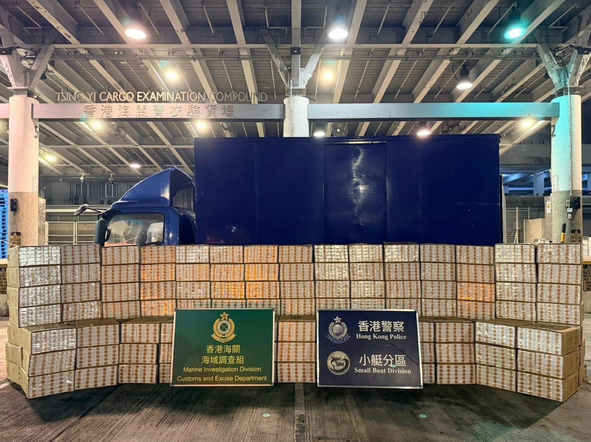 人員在現場及涉案貨車共檢獲170萬支懷疑私煙，估計市值約760萬元，應課稅值約560萬元，並扣查有關涉案貨車。（警方圖片）