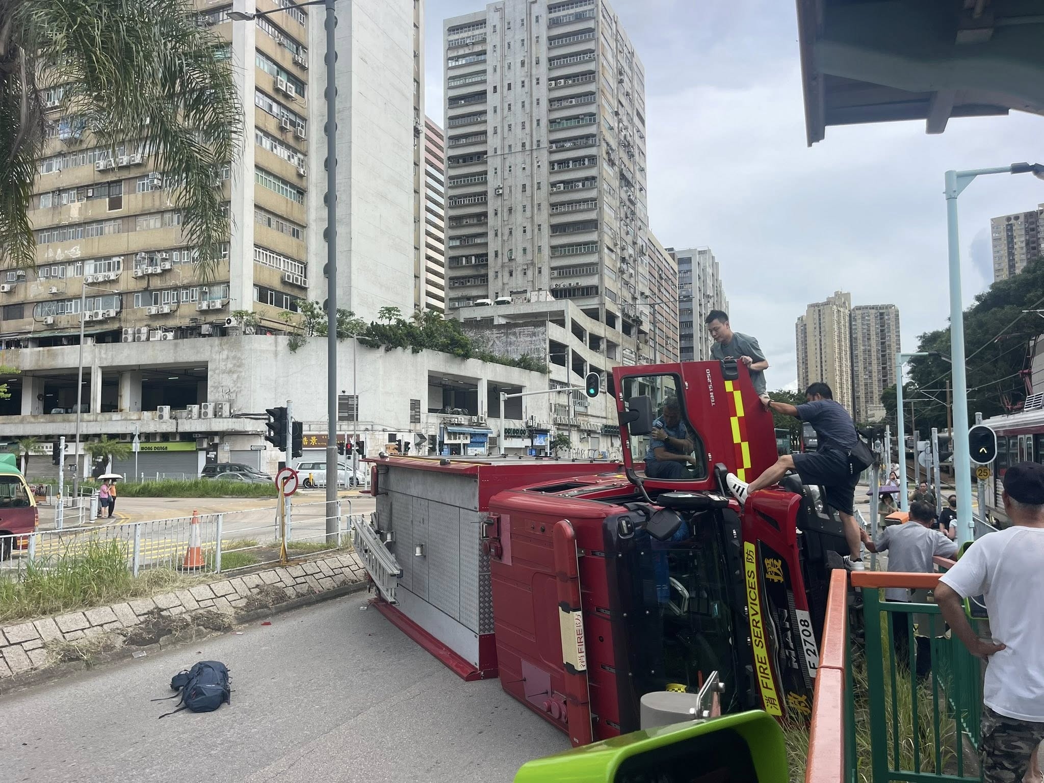 有熱心市民爬上消防車施援。（Facebook圖片）