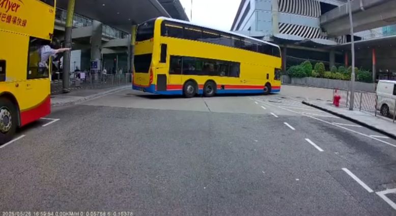 車Cam直擊｜兩城巴機場碰撞車長伸手截停前車
