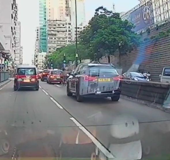 車Cam直擊｜電動單車馬路行快線送外賣追尾撞的士