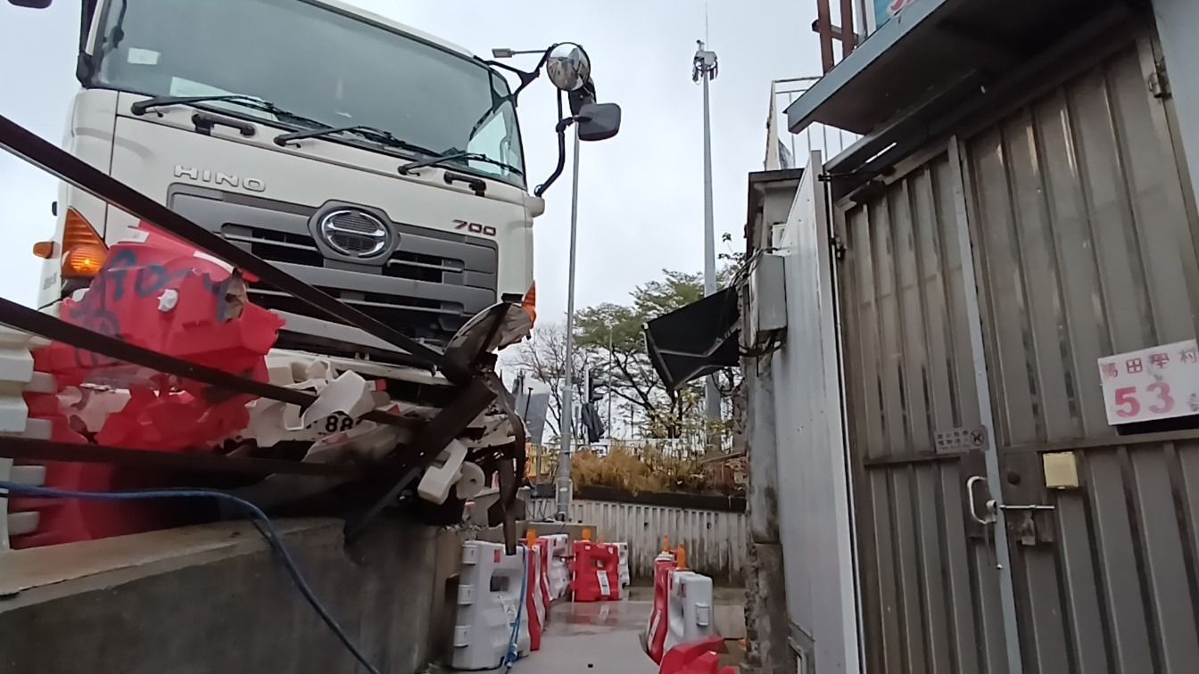元朗吊臂車疑天雨路滑失控，撞欄及水馬更險衝入村屋。