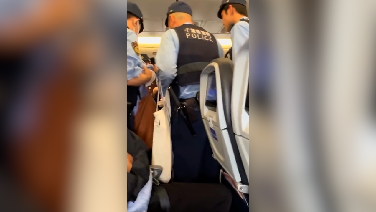 事發時該名情緒激動的女子不斷用中文高喊「你們要幹甚麼？」，現場氣氛一度緊張。