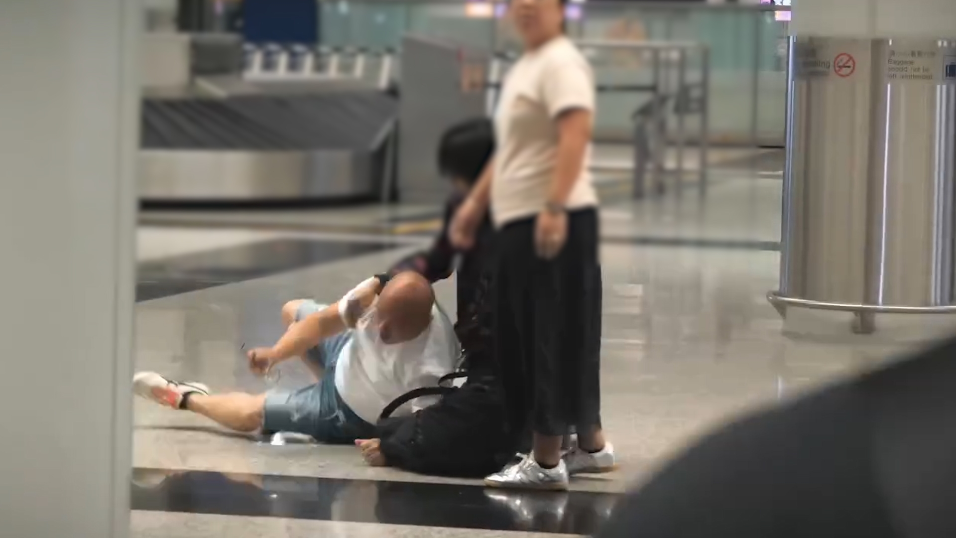 機場MMA｜護女父大戰四眼男　男子「手指指」爆粗鬧細路終爆衝突變碌地沙