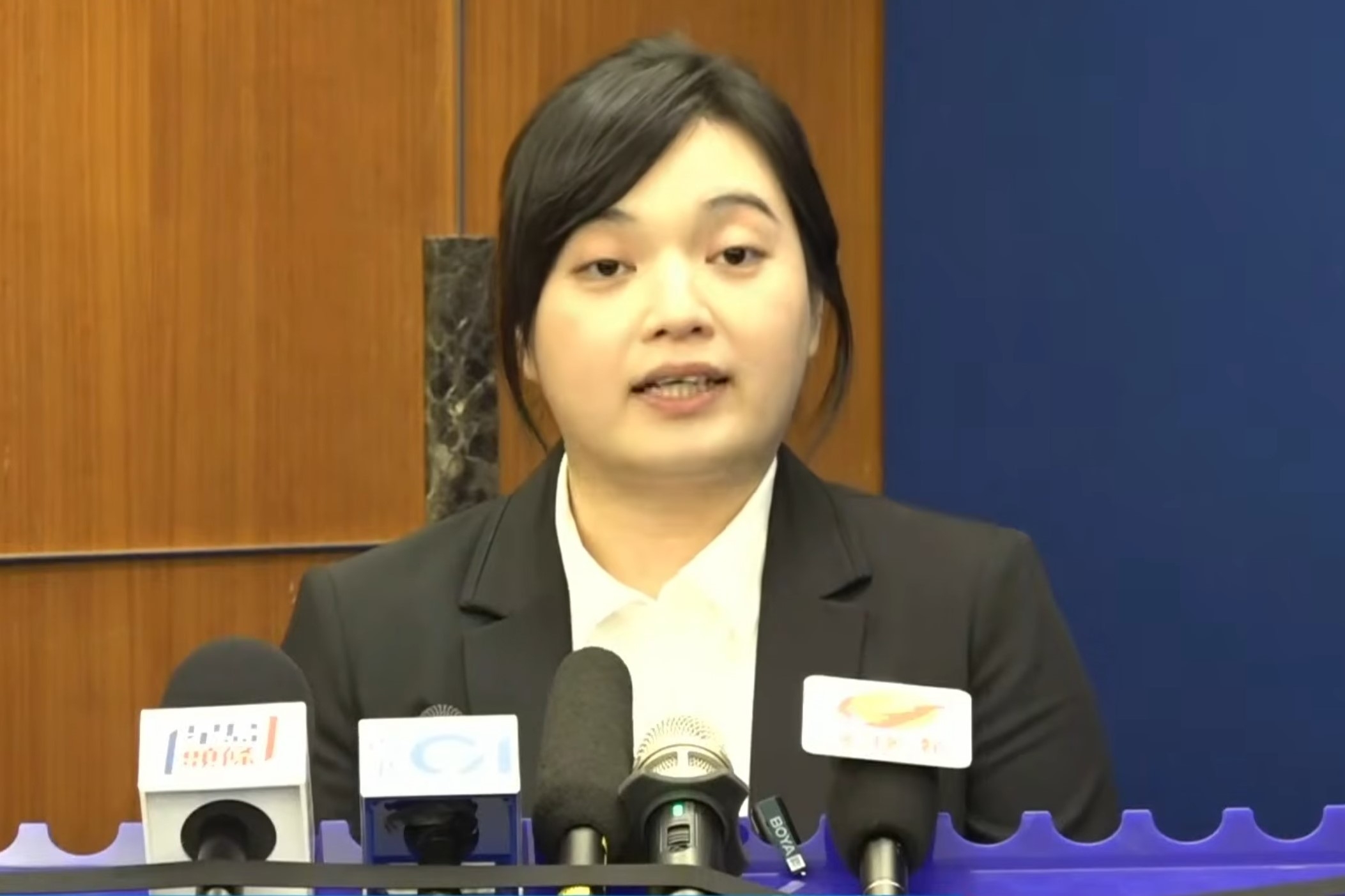 警方葵青警區刑事情報組督察吳綺淇（警方YouTube直播截圖）