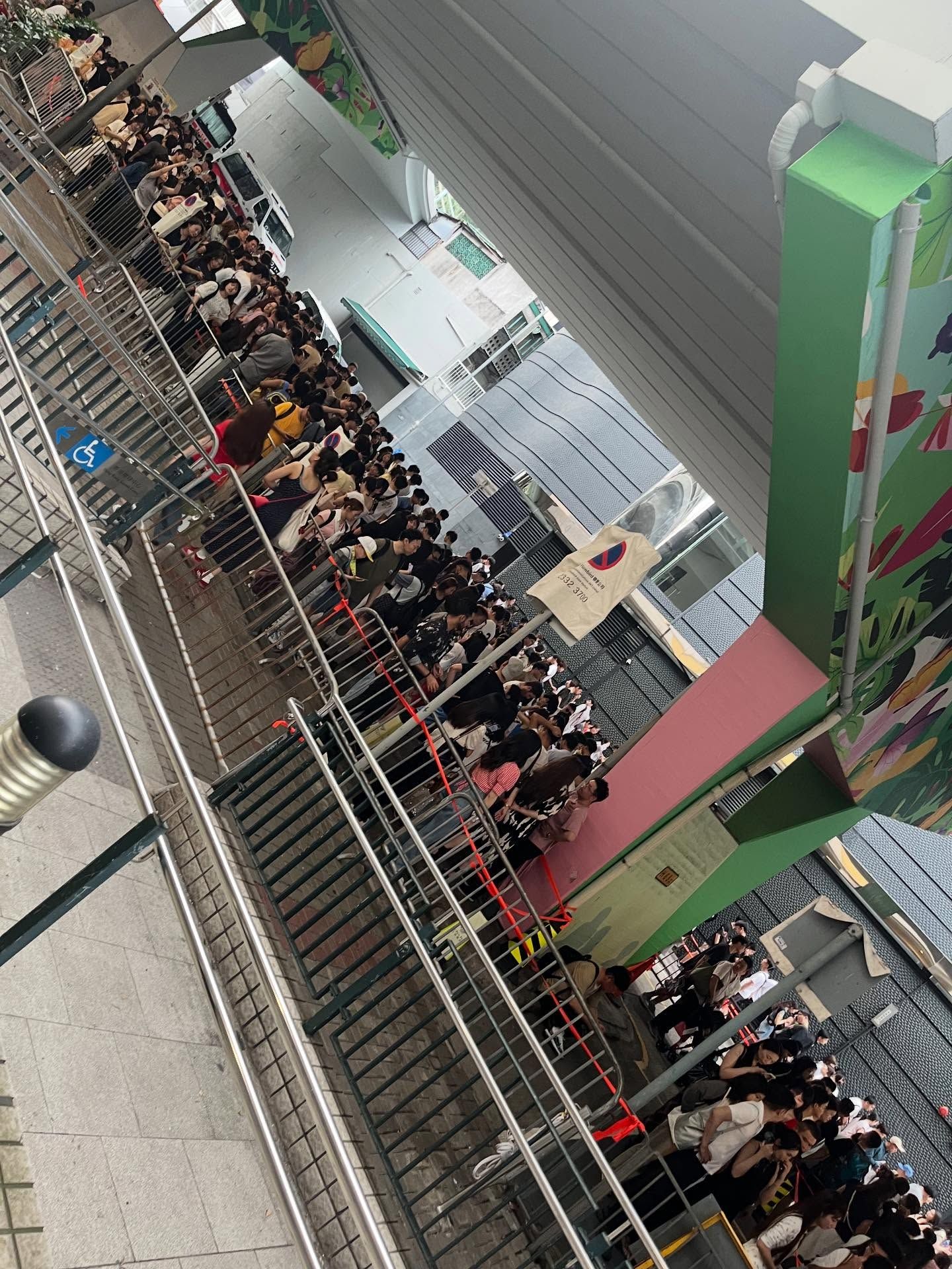 位於堅尼地城的咖啡店成了打卡地點，多名遊客前往拍照打卡，甚至一度走出馬路。