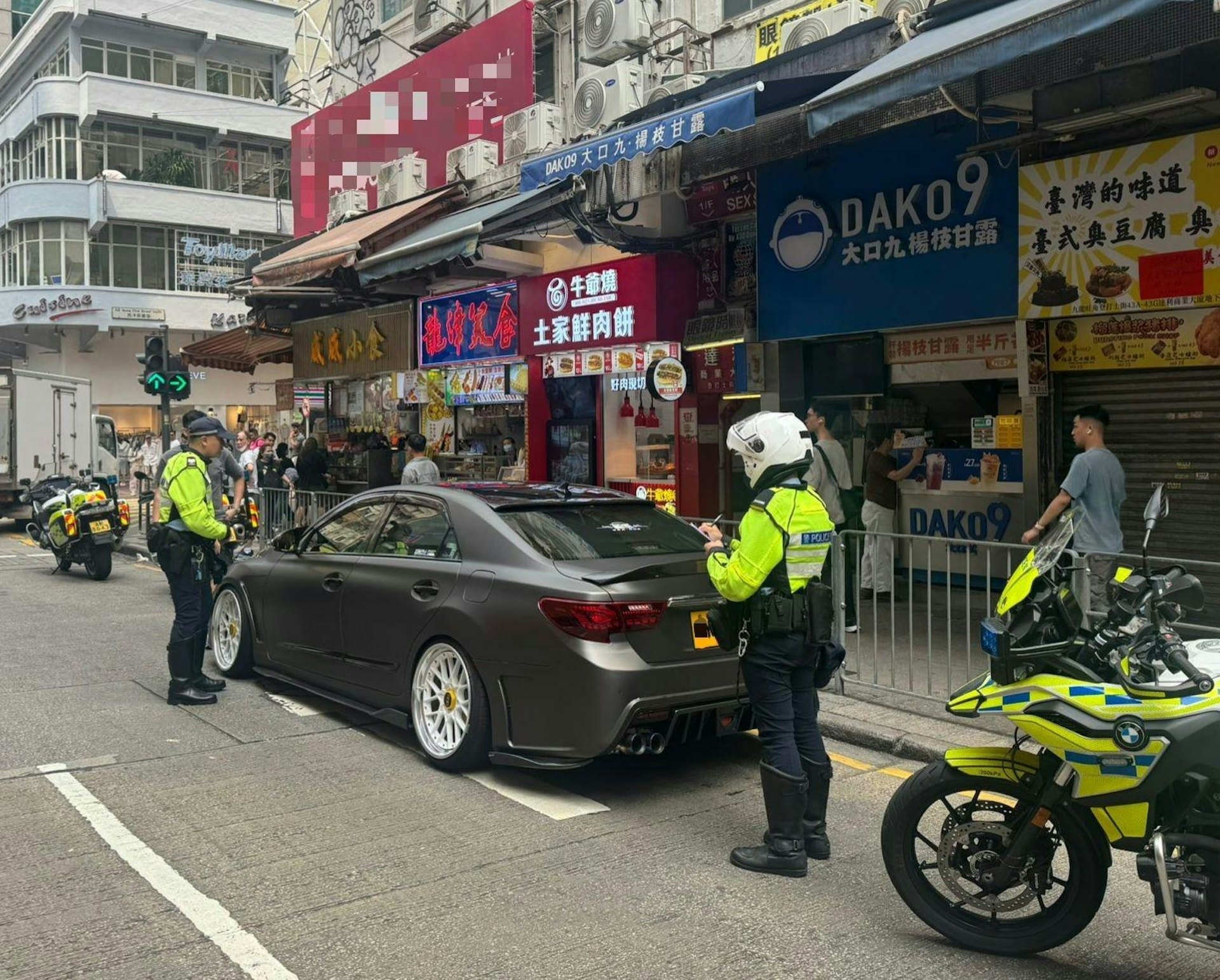 警方於復活節長假期前夕，在西九龍進行執法行動，打擊「酒後駕駛」、「非法賽車」、「超速駕駛」、「非法改裝」等罪行。（警方圖片）