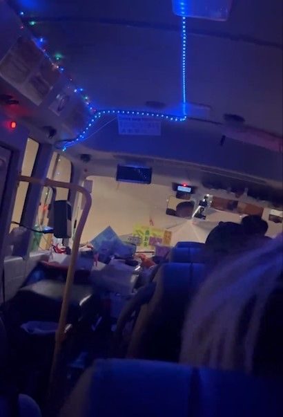 紅Van隧道車速開過百嚇壞乘客，網民留言大曬亡命小巴事蹟。(影片截圖)