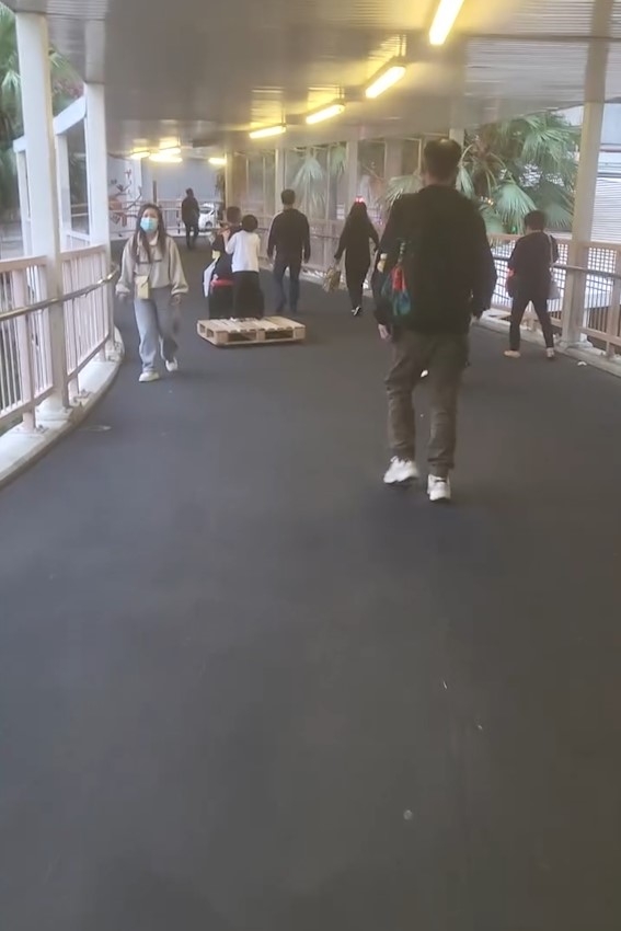 荃灣大河道天橋大人細路玩電動唧車，網民正反熱議，「放鬆啲啦香港人」。 (Facebook@ExcitingHummingbird4572V)