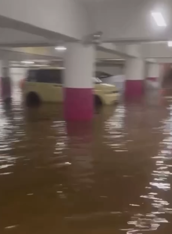 黑雨｜柴灣環翠停車場水深一度及膝　車主趕往救車　網民憂保險不受保