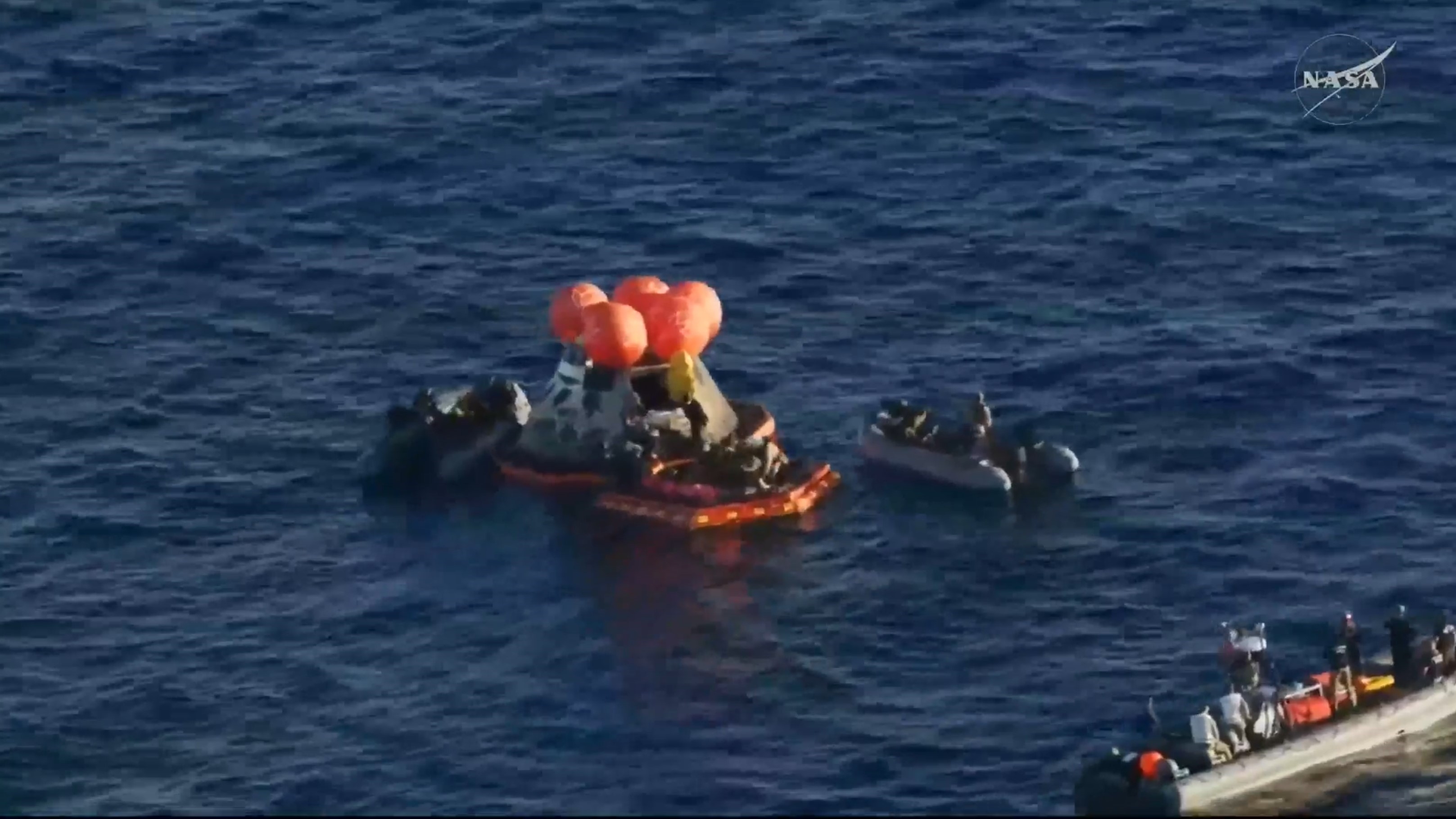 美國海軍出動運輸艦，前往執行回收任務，把飛船內四名太空人移出艙。（Facebook直播截圖／NASA - National Aeronautics and Space Administration）