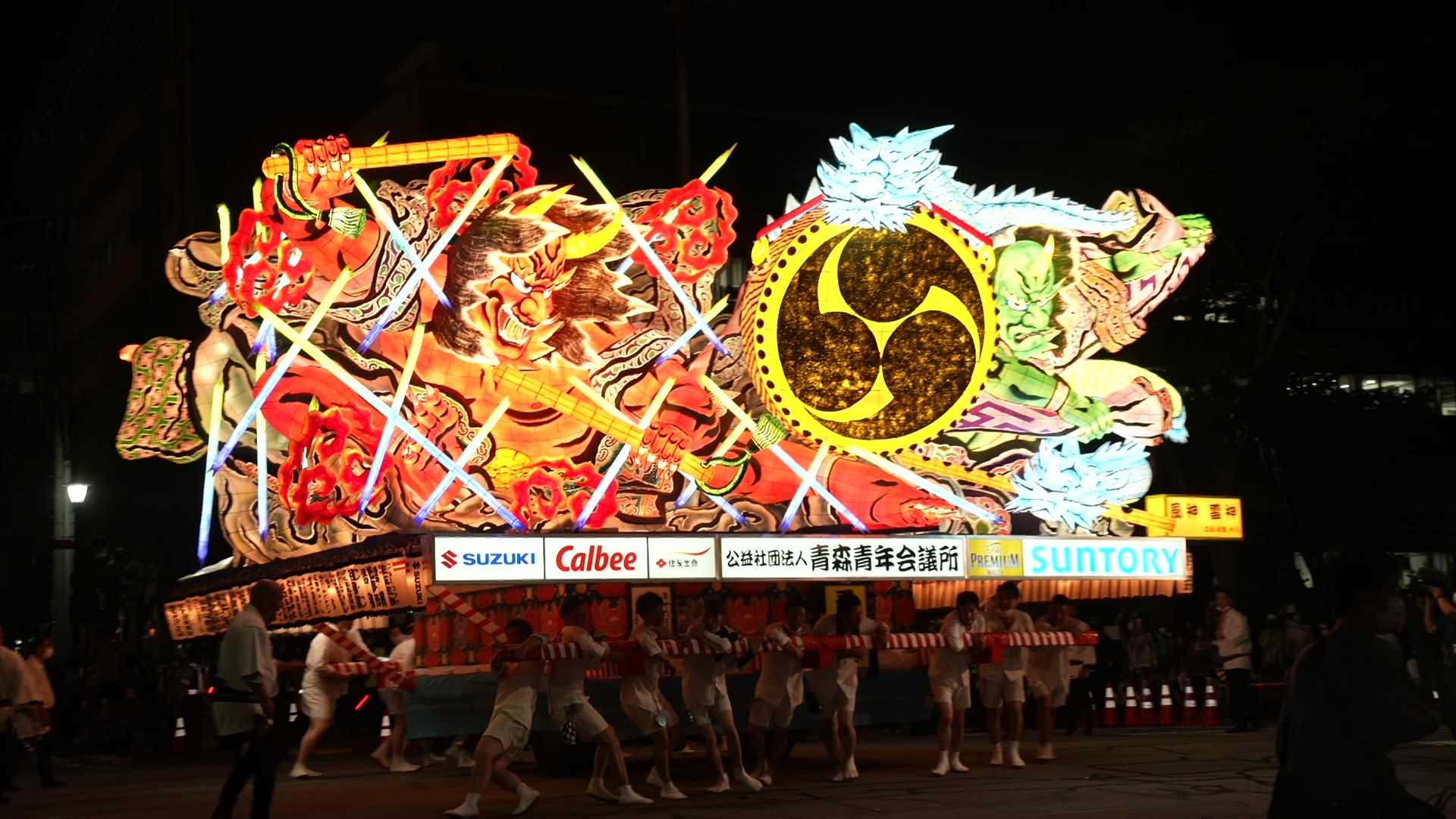 Bowie參與青森睡魔祭，啲睡魔燈籠超級巨型。