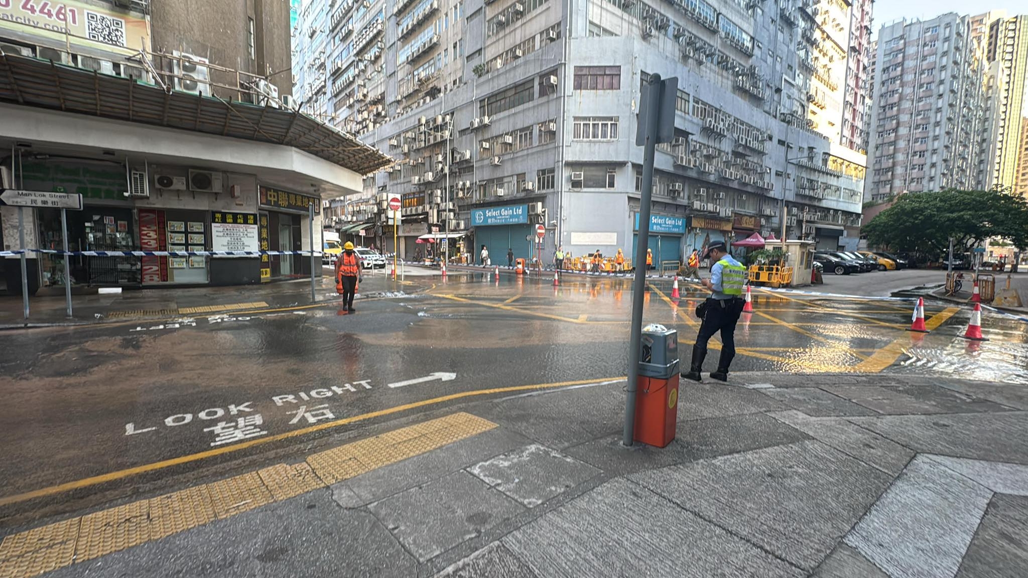 紅磡鶴園街今日（8月27日）清晨爆鹹水管。（Facebook圖片／車cam L（香港群組）／Bosco Chu）