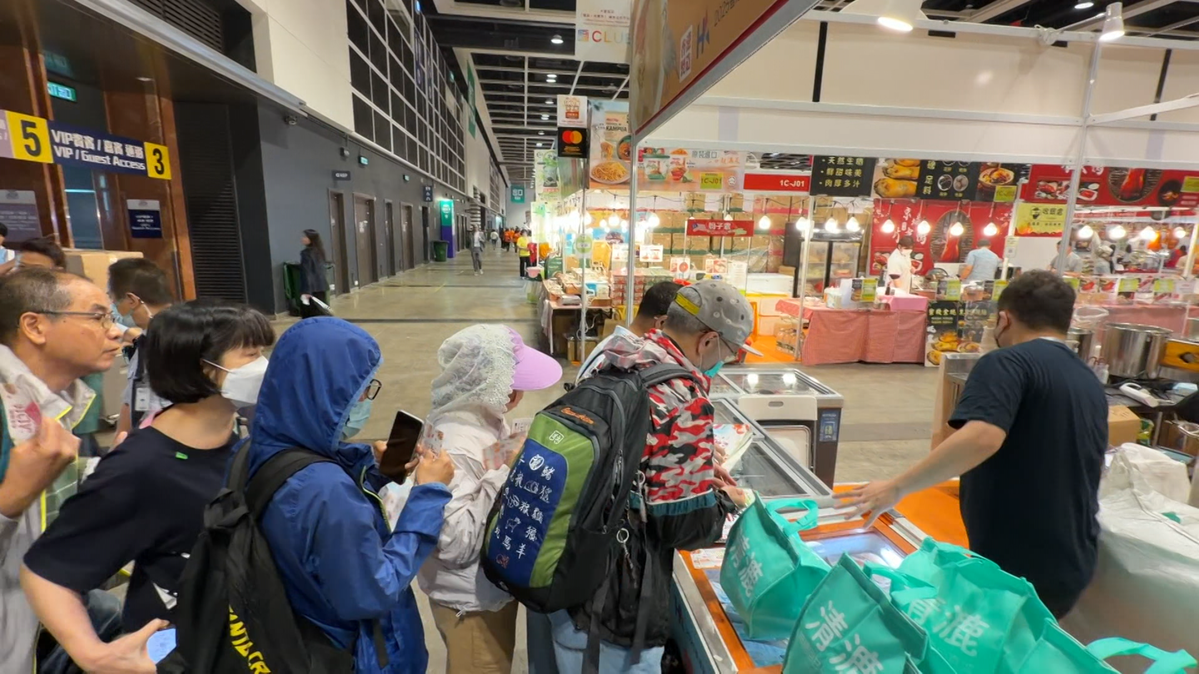 一開門，不少人都衝入場內，有多款食品只需一元即可試食，包括網紅-86°C咖啡。飲品市集內還有許多其他飲品供大家品嘗。