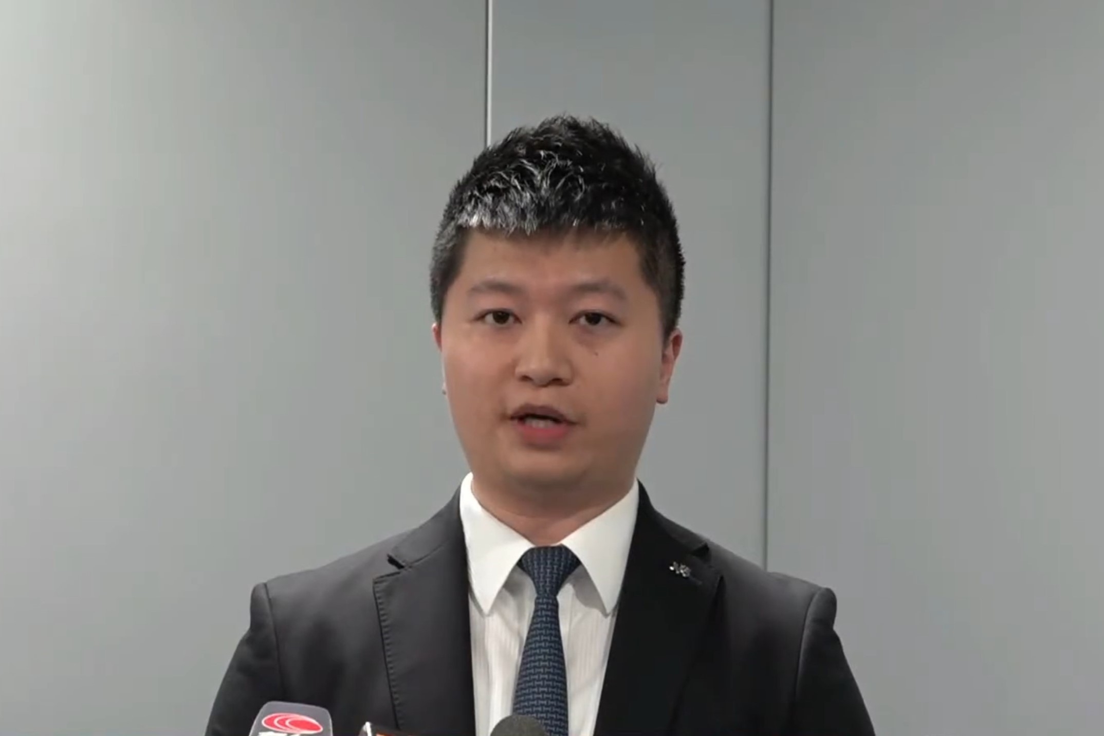 警方毒品調查科行動組高級督察鄧駿穎（警方YouTube直播截圖）