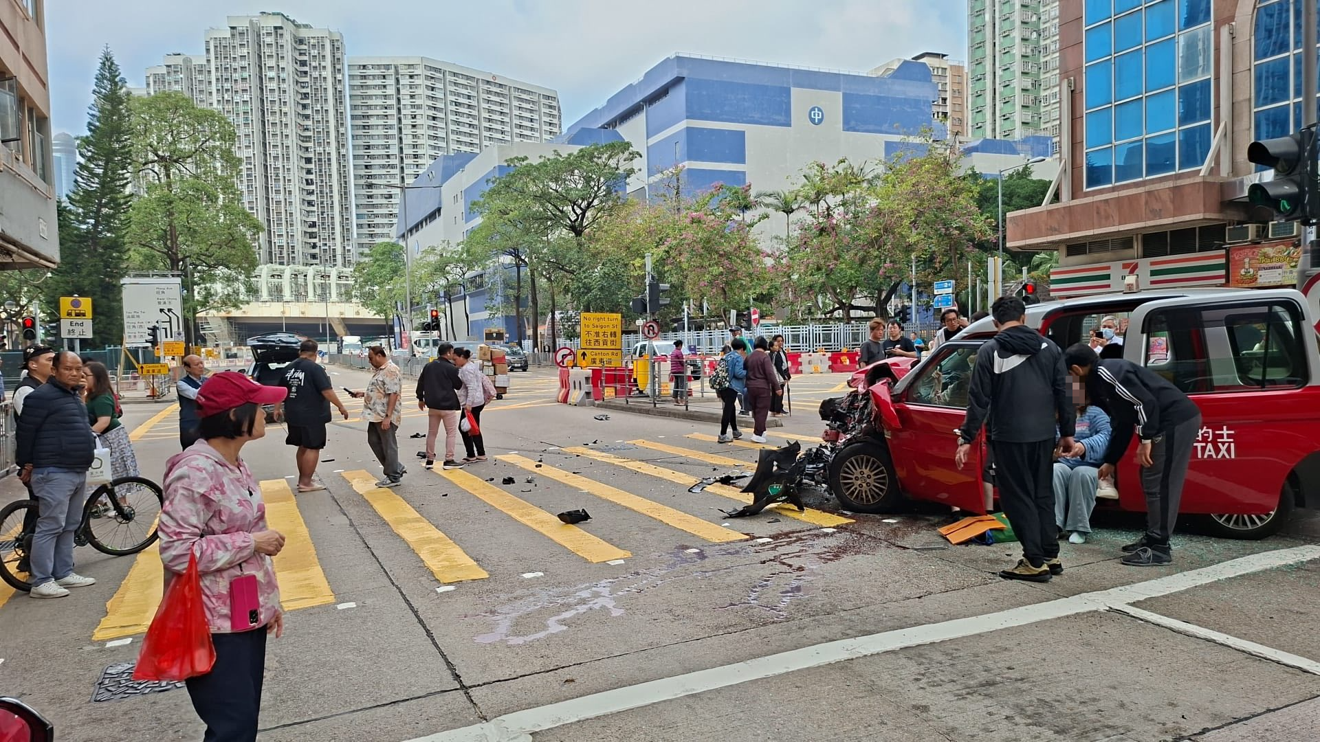 的士車頭嚴重損毀變形，油污漏出到地面，玻璃及車輛碎片散落一地。（Facebook圖片／車cam L（香港群組）／Bosco Chu）