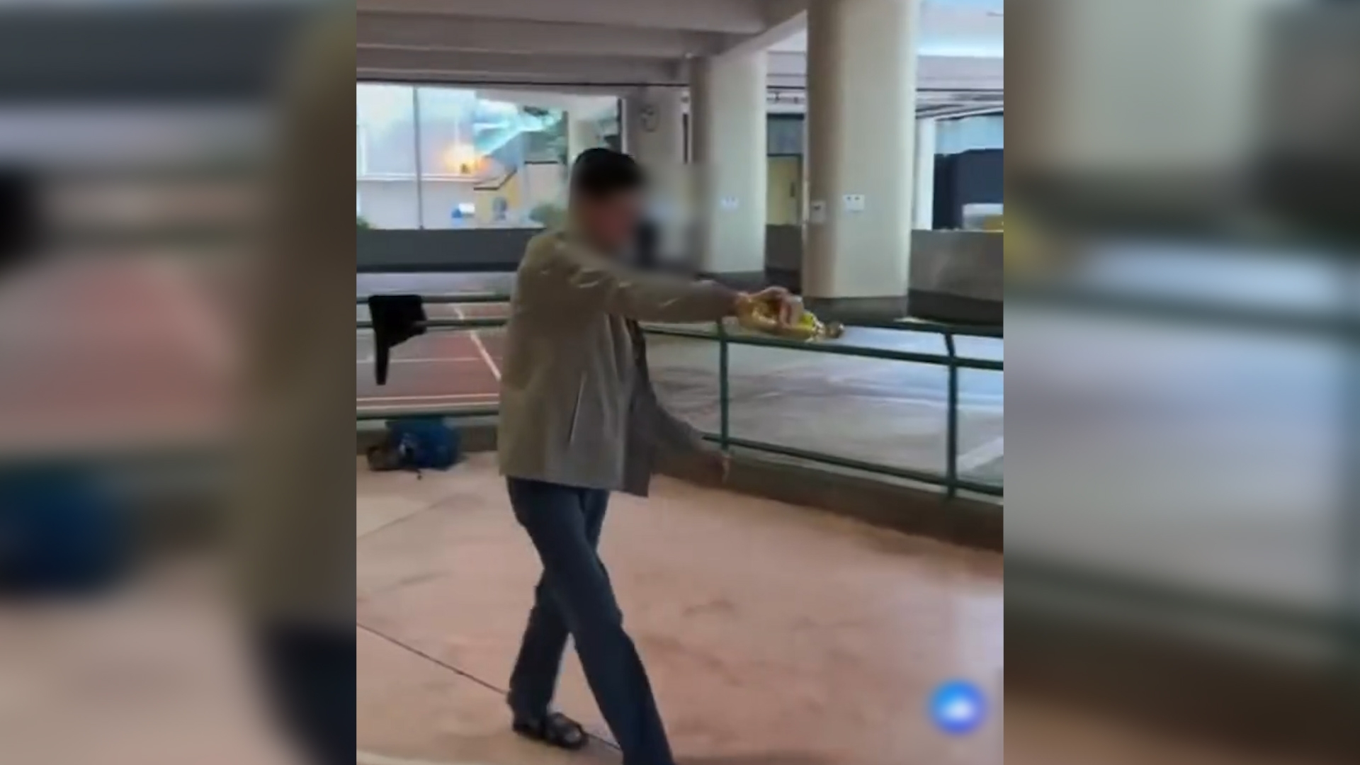 據影片所見，男子手中拿出一支花生油倒落地上，而花生油亦被男子倒在地上，地上亦有明顯油漬。