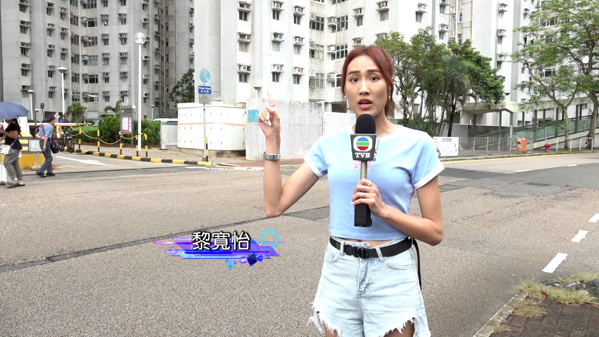 較早前在黑雨期間，小西灣一個屋苑的停車場，突然有數條大水喉從天而降，砸中停泊的車輛。