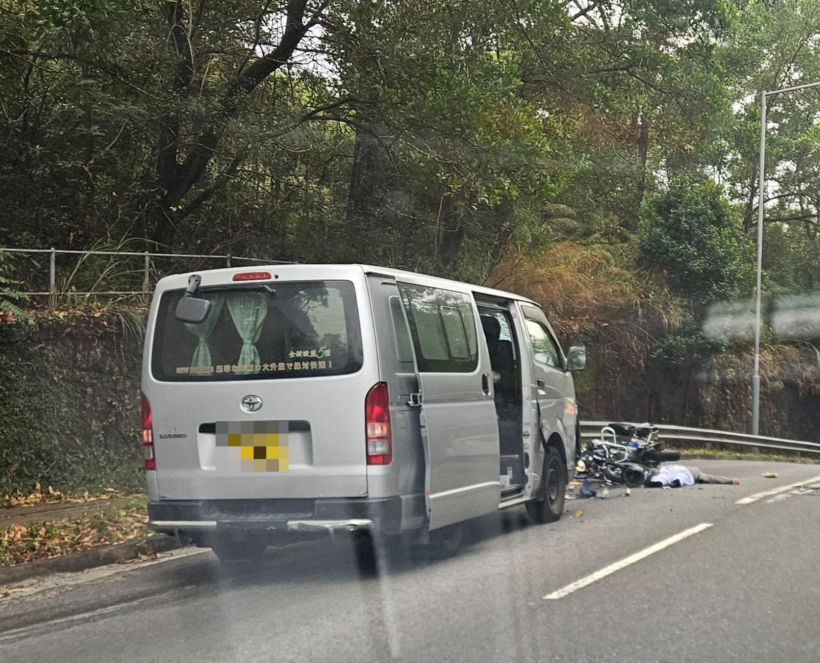 東涌道電單車撞貨Van車禍
