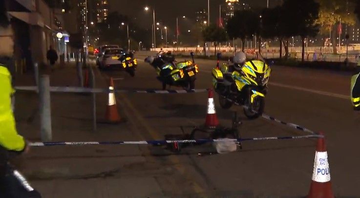 九龍城外賣男電動單車撞警員及警車