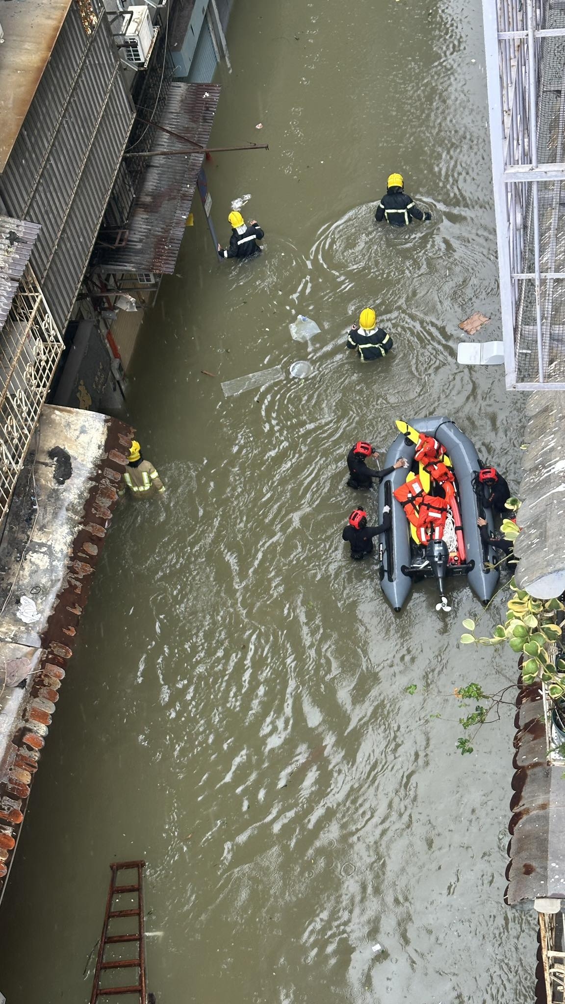 網上流傳相片，顯示沙欄仔街一帶的救援情況。 （Facebook圖片／澳門高登起底組／Ka Fai Fong）