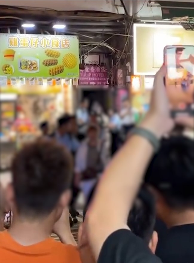 旺角「羽毛球場」遭警方大規模掃蕩惹多人圍觀　網民：發生咩事？