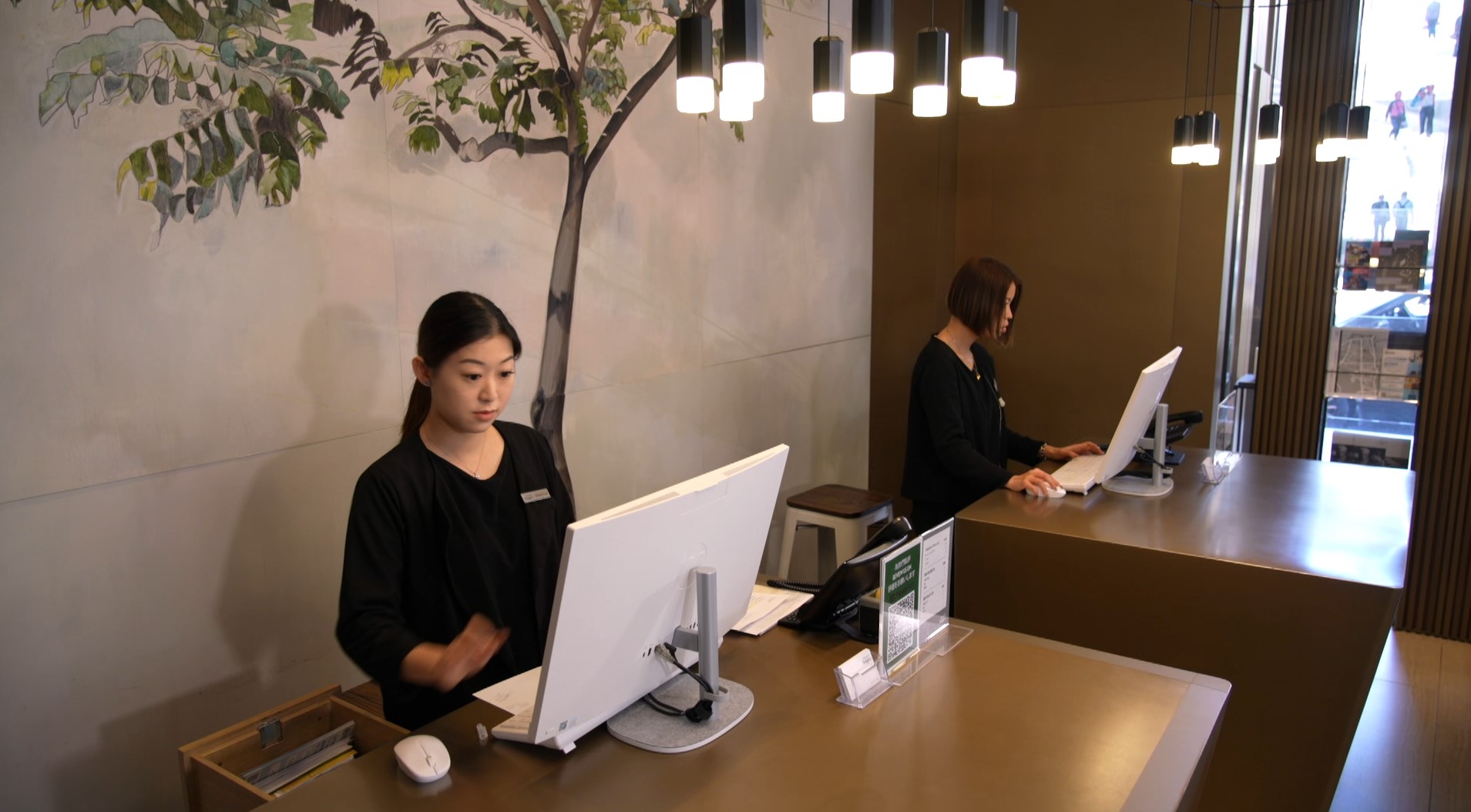 Cherry曾經幫助過一對英國夫婦旅客，安排一個特別的地方慶祝生日