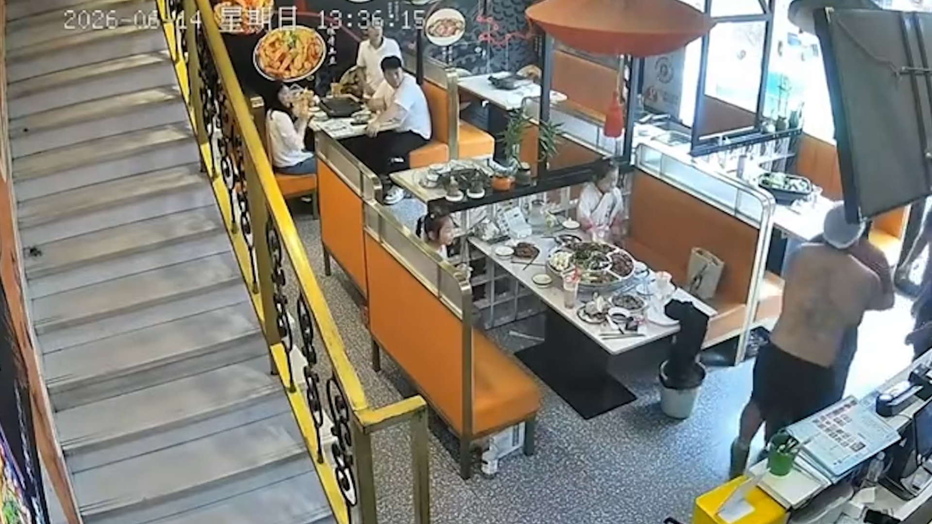 有片｜蘇州廚師「半裸」救鯁喉女人惹爭議　卡喉食客獲救後掀網絡熱論