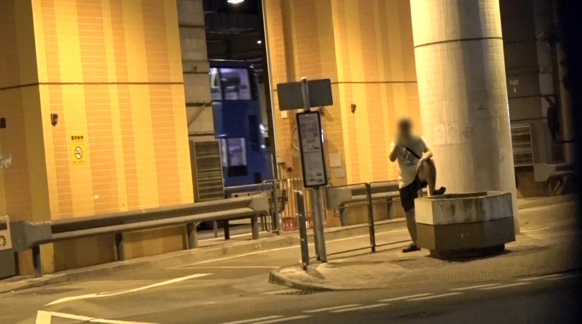 「八戒哥」晚上時，趁附近沒有人，突然將手由右邊褲腳，伸進褲襠，在敏感位置上有所動作…而其中一晚，「八戒哥」於花槽位置徘徊了兩個多小時才離開，又於人來人往的行人路上展示及玩弄下體。