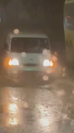 暴雨｜大埔路面積水嚴重　私家車險變潛艇　周六晚錄每小時100毫米雨量