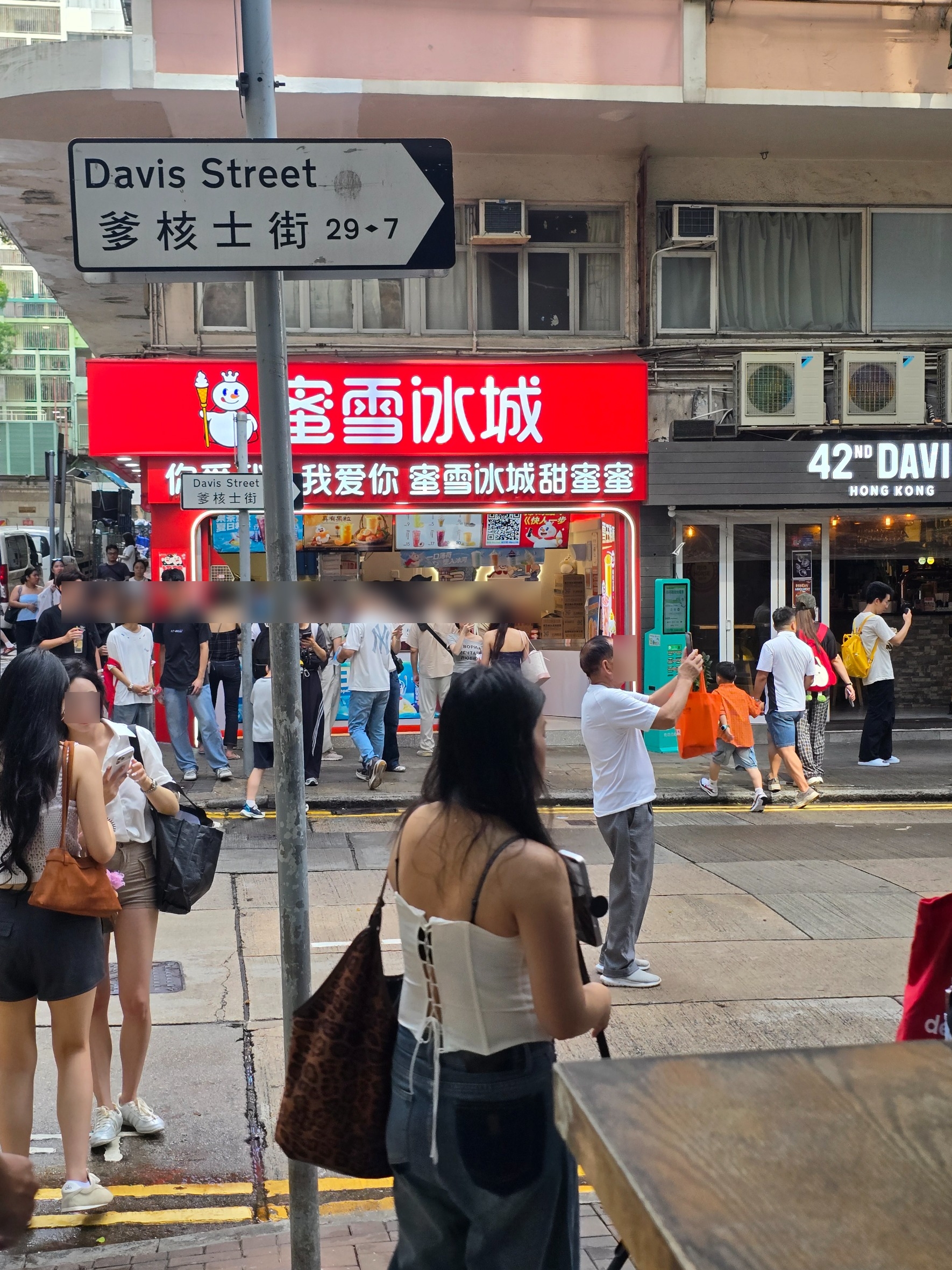 東張西望報料｜西環爹核士街打卡亂象　遊客衝出馬路影相　街坊憂心：日日都高危 （觀眾王小姐報料提供）