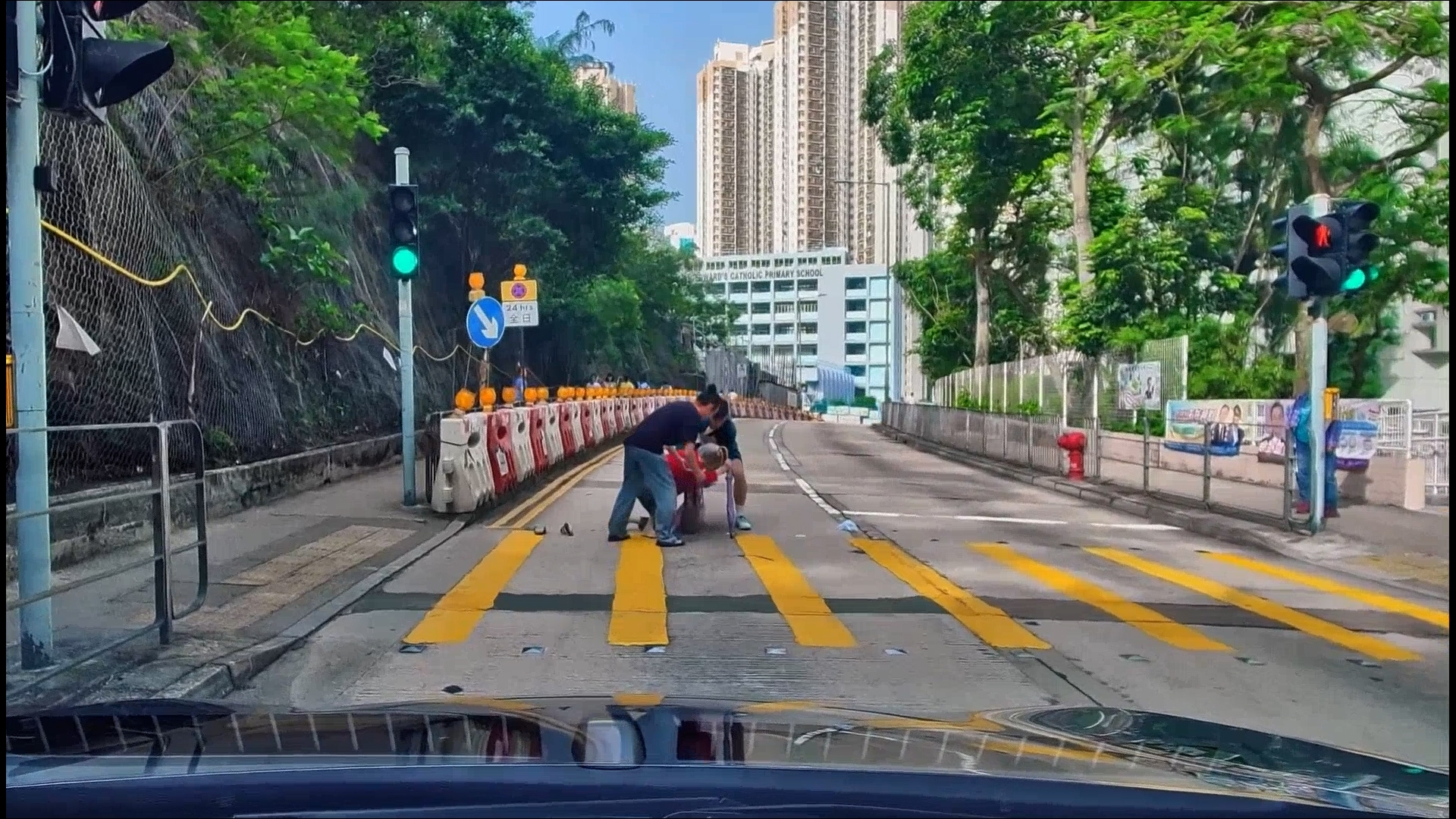 車Cam直擊｜好人好事！婆婆過馬路不慎跌倒獲兩男相助　片主：值得表揚 （FB＠Aero Chan）