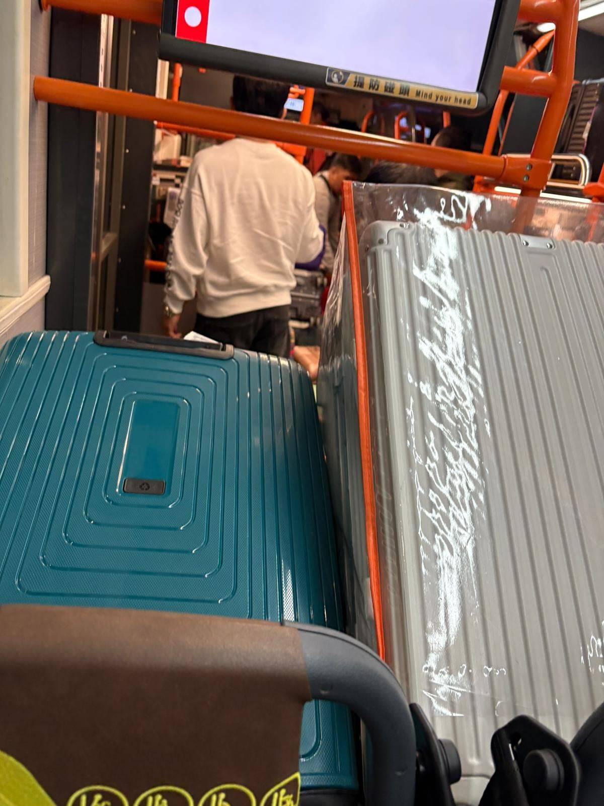 巴士行李篋「層層疊」！50遊客拖篋上車塞爆車廂。(T@kathy.w.1314)