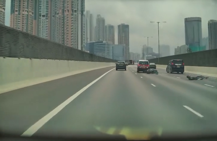 鐵騎士頓時被拋離電單車，倒地打「白鴿轉」，所幸後方沒有車輛，未有造成更嚴重的傷亡。（Facebook影片截圖／車cam L（香港群組）／Chui Sze Nok）