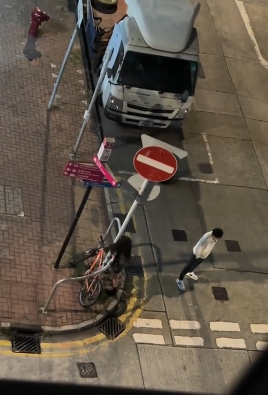 連撞路牌柱四次