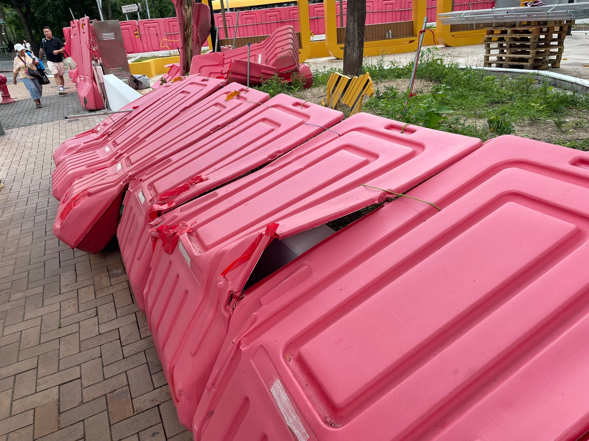 東張西望報料｜樂富地盤圍板倒塌霸行人路一周　學生巴士客被迫繞路惟投訴無果 （觀眾潘先生報料）