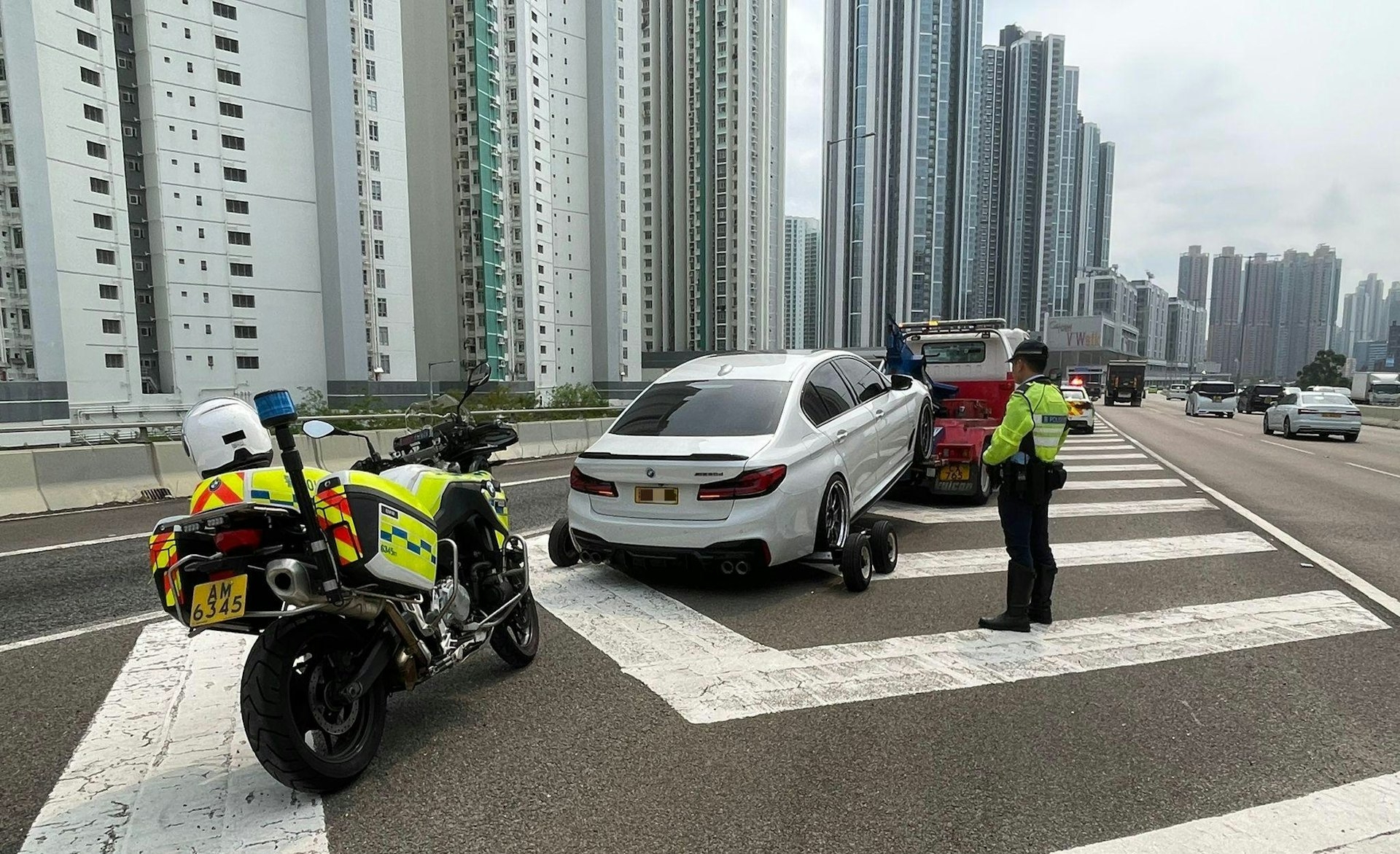 警方於復活節長假期前夕，在西九龍進行執法行動，打擊「酒後駕駛」、「非法賽車」、「超速駕駛」、「非法改裝」等罪行。（警方圖片）