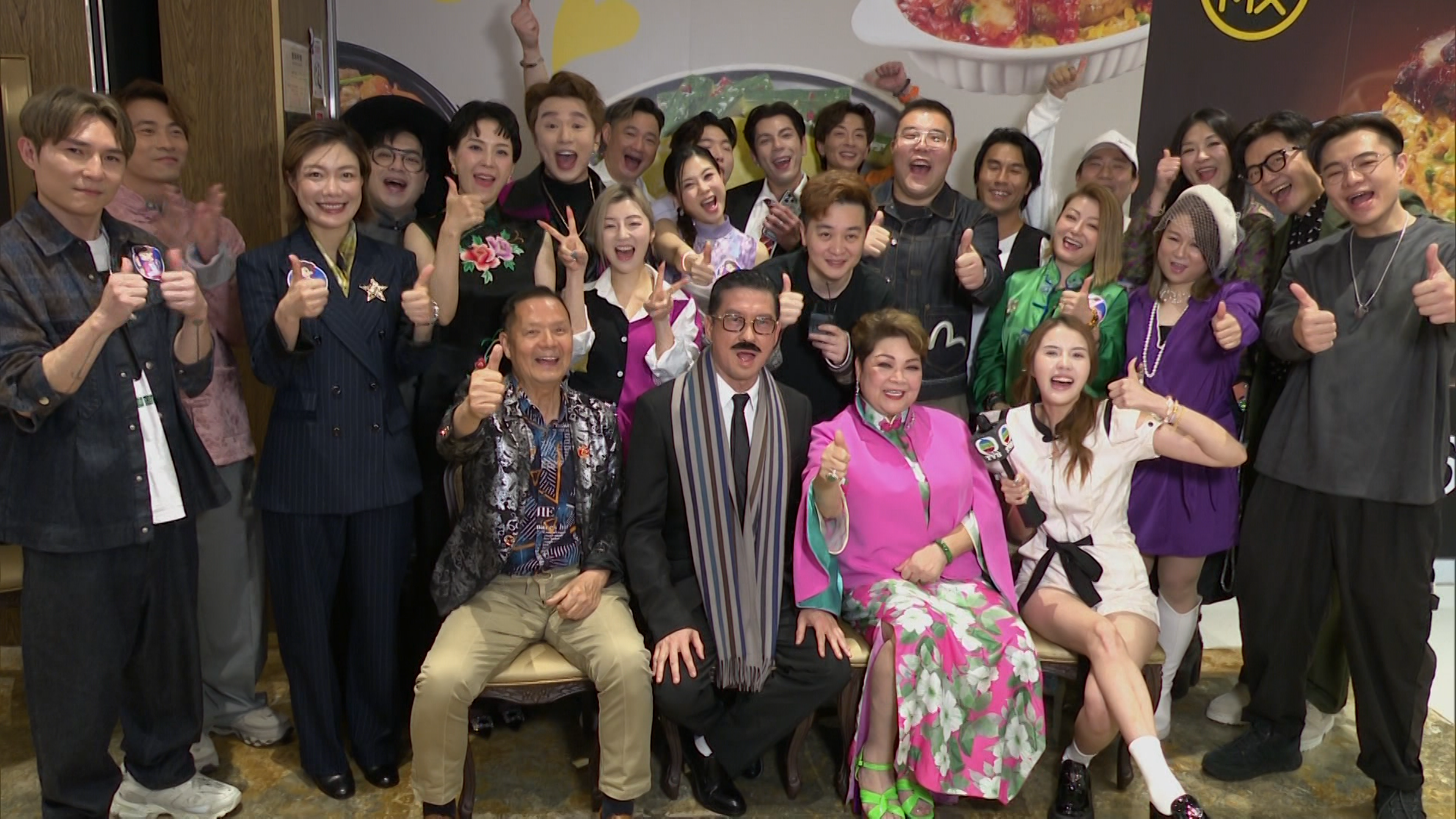 肥媽與多位知名藝人及眾《中年好聲音》出身藝人一同接受訪問。 