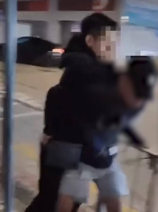 油麻地MMA｜短褲男遭雙人圍攻狠拳箍頸。(FB@Polly Sum)