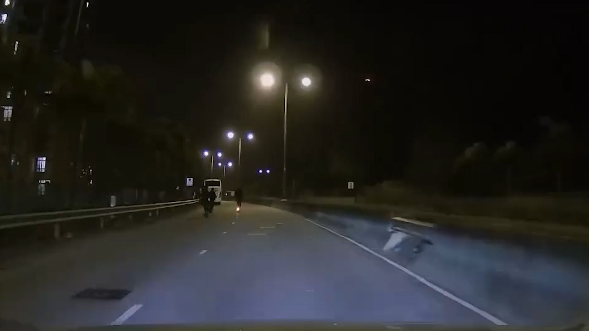 5人踩電動滑板車行馬路上飛鵝山