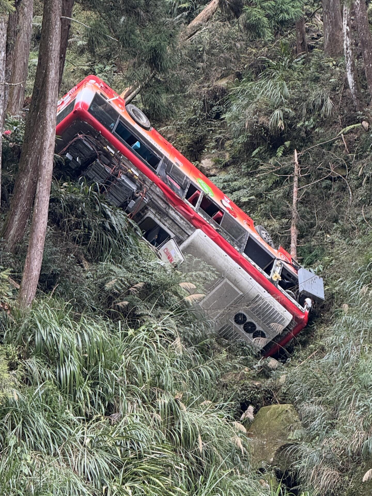 旅遊巴車身嚴重損毀，車窗幾乎完全碎裂，車內雜物散落一地。（Threads圖片／templechen）