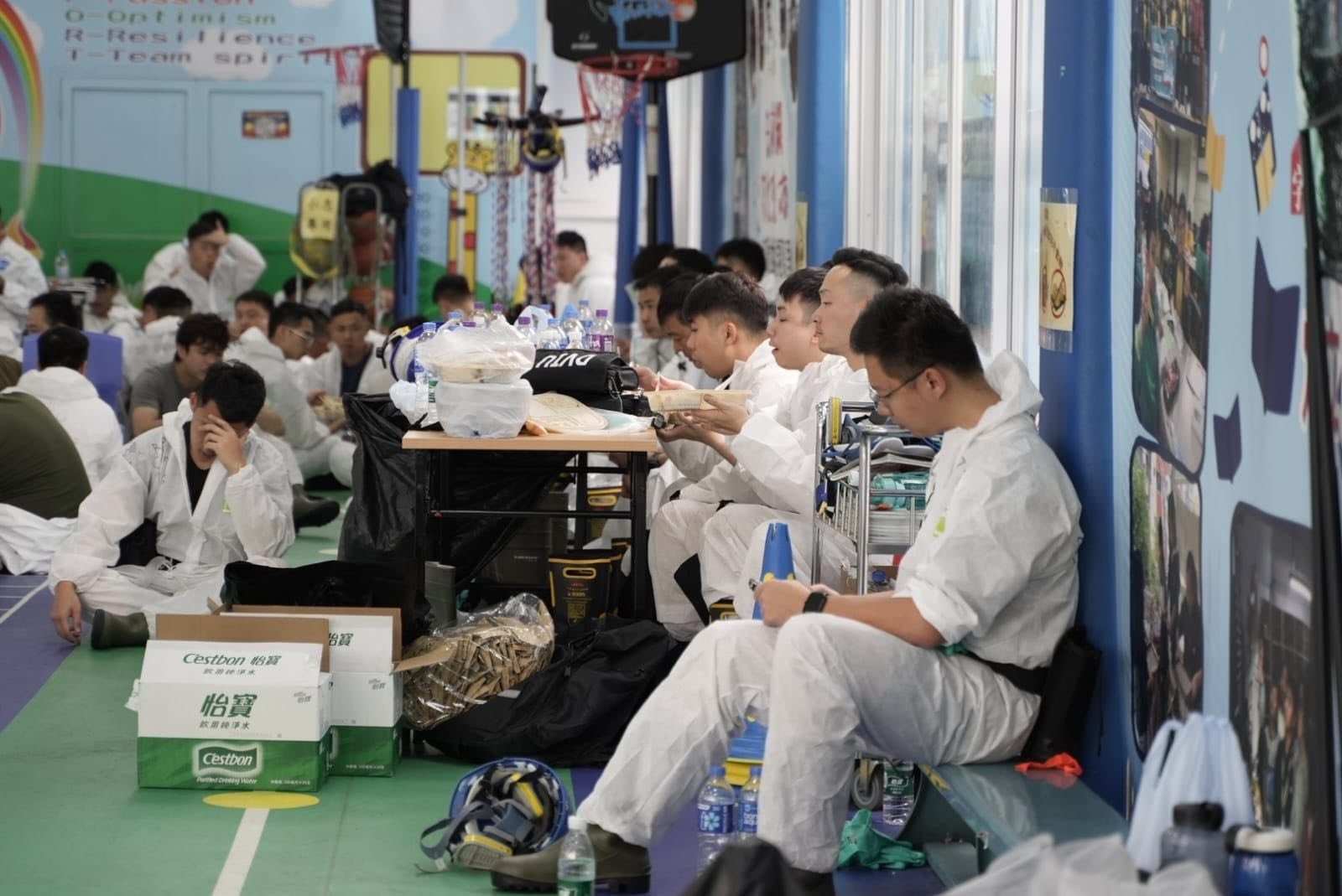 大埔宏福苑五級火｜警察爭分奪秒全力災場搜證。(FB@香港警察)