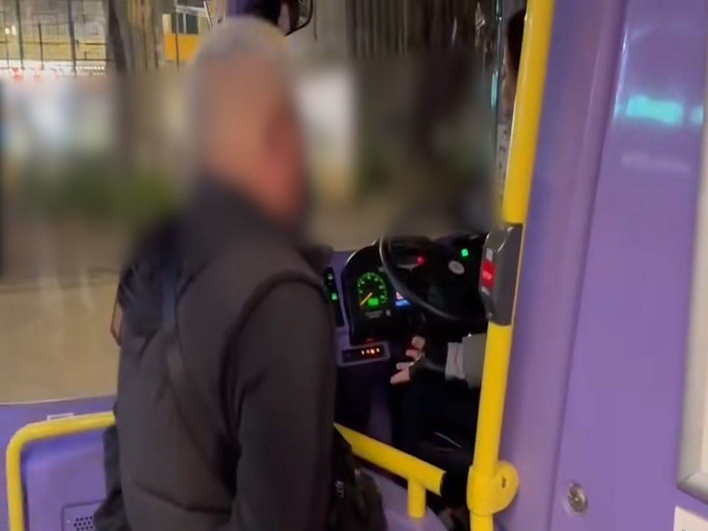 香港仔女車長被阿伯發難大鬧，只因輪椅婆婆未上到車？(影片截圖)