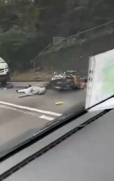東涌道電單車撞貨Van車禍