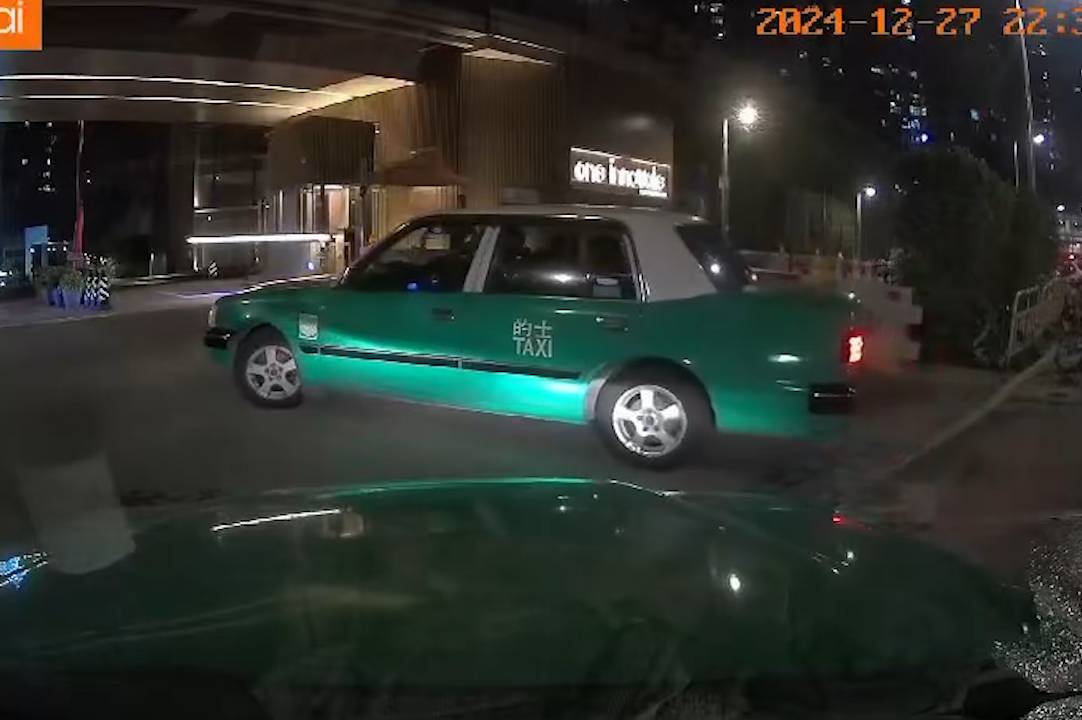 粉嶺的士司機疑嫌短途收車資「發晦氣」被打。(影片截圖)