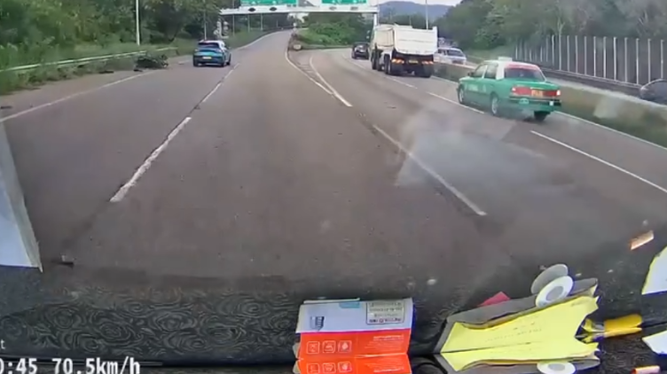 車Cam直擊｜元朗電單車突切線遭撞飛　鐵騎士翻滾倒地跌草叢畫面曝光