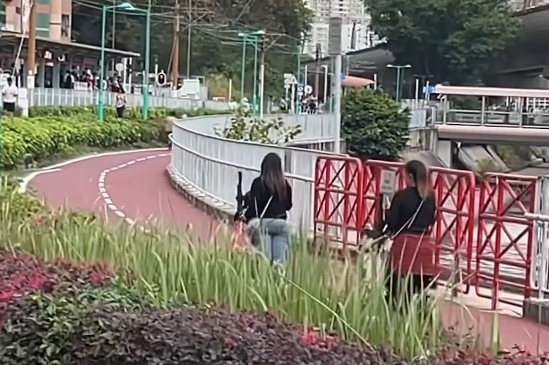 有片｜屯門兩電動輪椅單車徑奔馳，後面仲「載客」勁滋悠！
