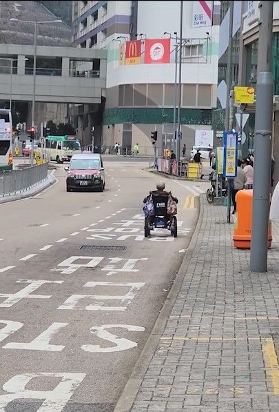有片｜將軍澳老婦揸電動輪椅馬路逆線奔馳