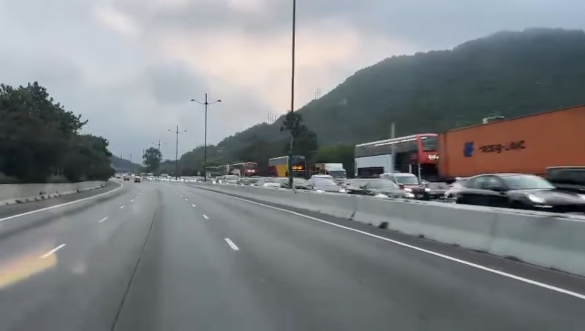 北大嶼山公路旅遊巴撞箭嘴車，釀6人受傷。