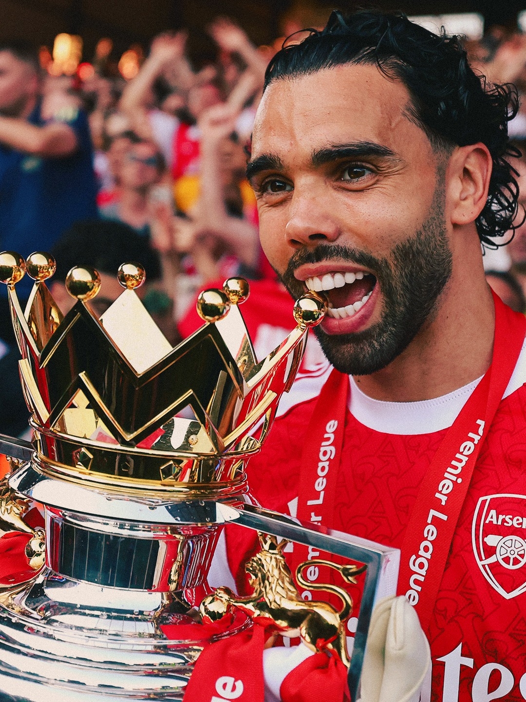 頒獎後，阿仙奴球員們紛紛與獎盃合照。（Facebook圖片／Arsenal）