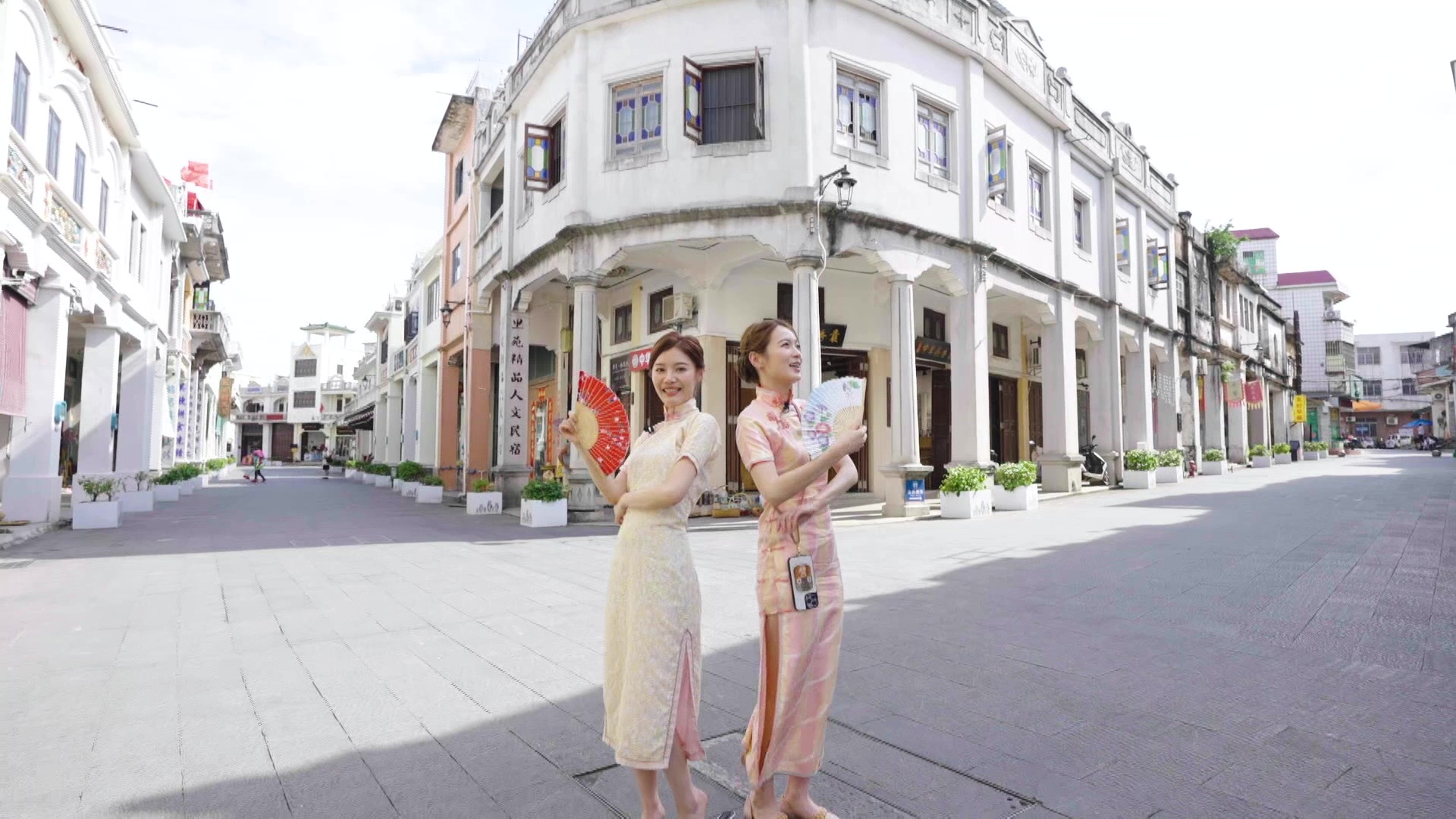 蔡潔同吳沚默旗袍 Look，人上演小劇場扮《花樣年華》，笑爆嘴。